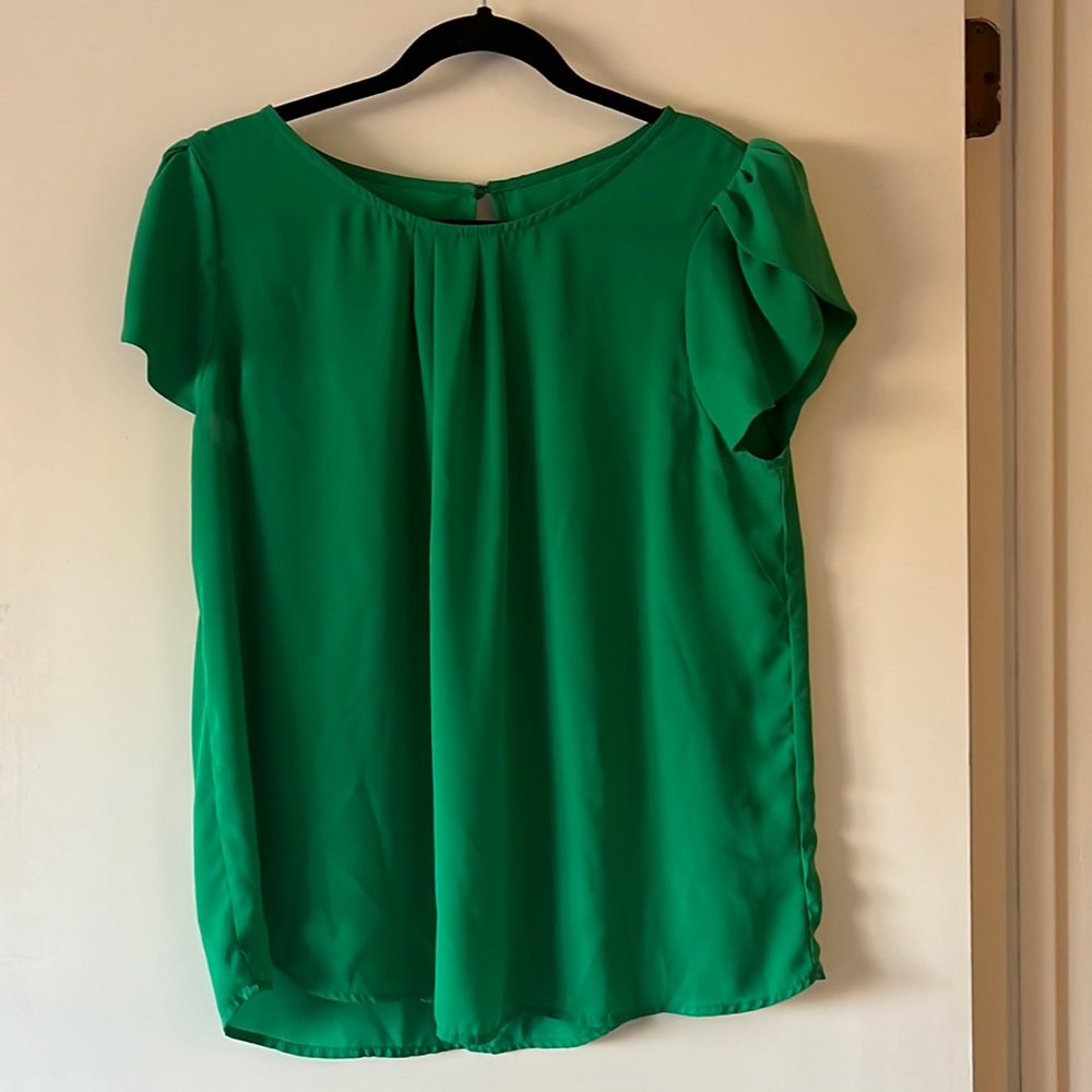 Green crepe top with keyhole detail ⛳️